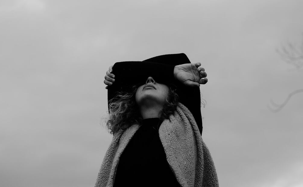 La persona que es víctima de "Love Bombing" entra en un estado de confusión y tristeza. / Foto: Unsplash.