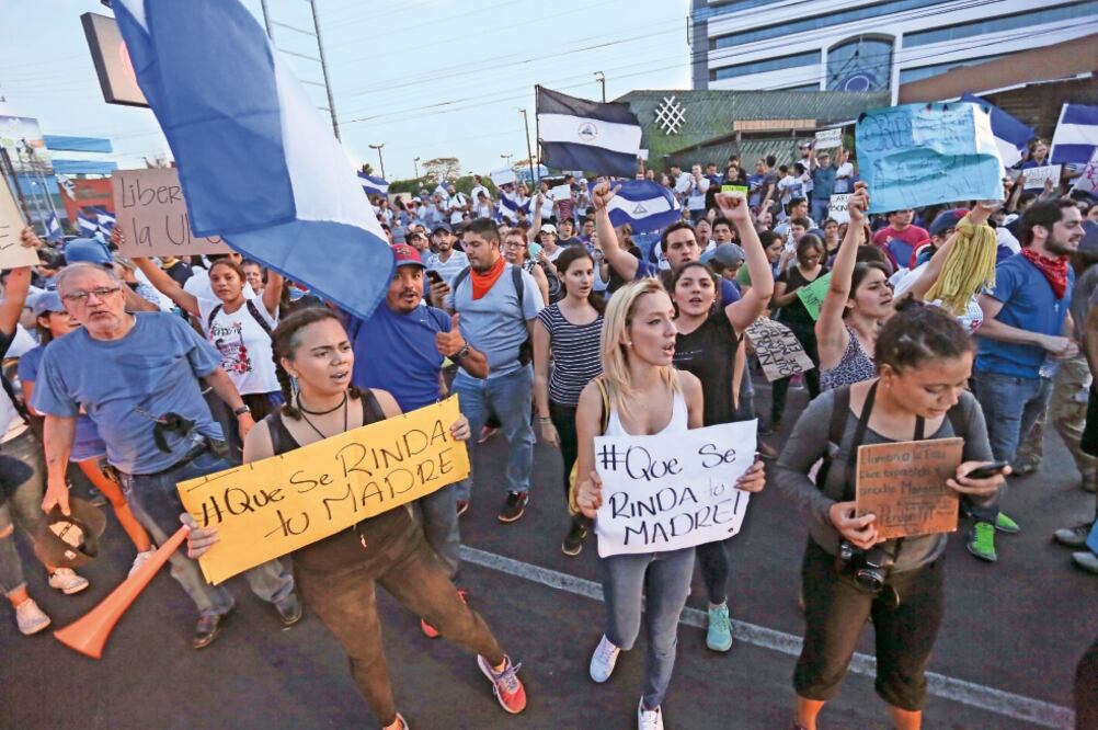 Nicaragüenses protestaron ayer contra el gobierno de Daniel Ortega, luego de una semana de manifestaciones contra las reformas al Seguro Social (ALFREDO ZUNIGA. AP)