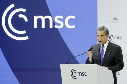 Canciller chino dice que Beijing será "firme" y se opondrá al "hegemonismo" de Trump; destaca su relación con Rusia