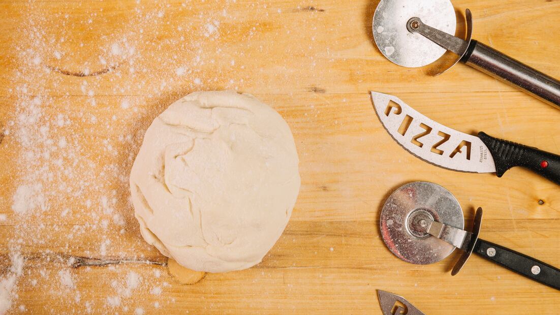 Preparar masa para una pizza casera es más sencillo de lo que imaginas. Foto: Freepik