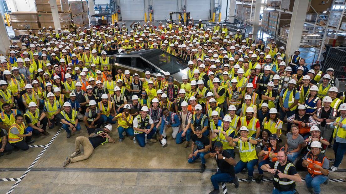Esta foto es la que oficializa la producción del Tesla Cybertruck.