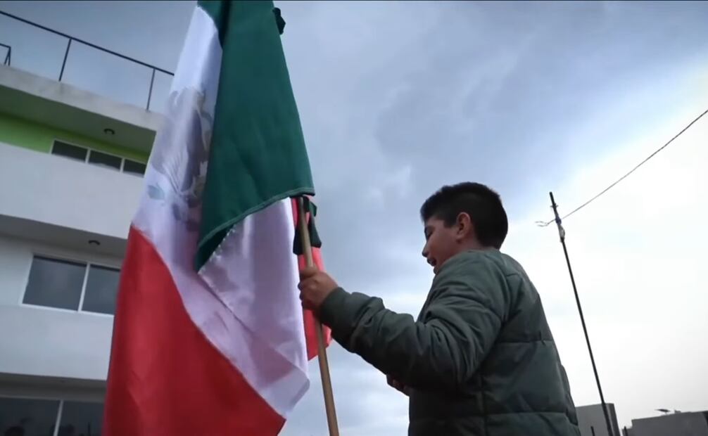 Iker se aprendió las arengas que el exmandatario Andrés Manuel López Obrador dijo en su última ceremonia del Grito de Independencia y las gritó en su azotea. Foto: captura de pantalla