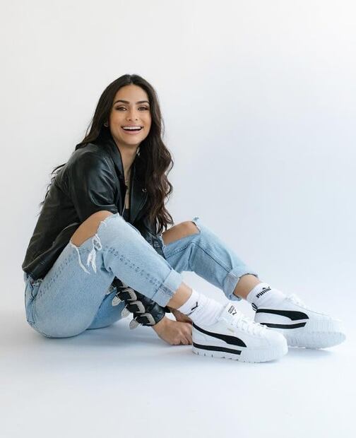 Renata Notni luce top deportivo con chamarra biker y se ve genial