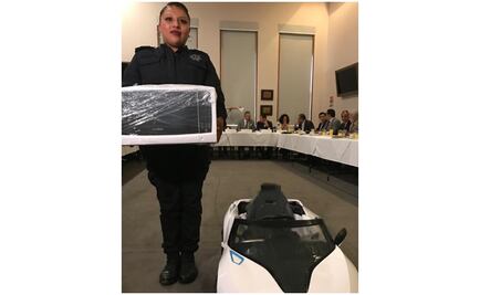 Con horno y auto a escala, reconocen labor de mujer policía de Naucalpan