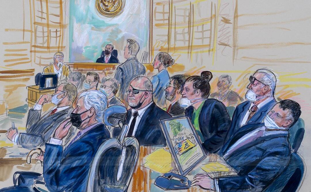 El líder de los Oath Keepers, Stewart Rhodes, y otros cuatro miembros del grupo de extrema derecha acusados de conspiración sediciosa por su papel en el asalto al Capitolio del 6 de enero de 2021, en el tribunal en Washington, 6 de octubre de 2022. Foto. AP