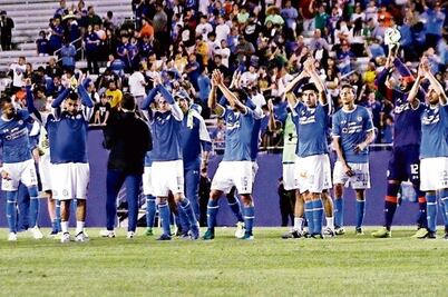 Azules cumplen en penaltis