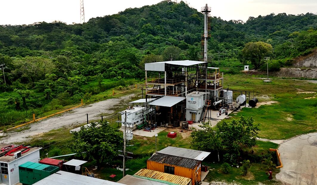 Imagen de la minirefinería de huachicol ubicada a las afueras de Coatzacoalcos, Veracruz, el 24 de junio de 2025, que operaba con fachada de una planta de tratamiento de residuos industriales denominada Ecorenovable. Foto: Diego Prado/EL UNIVERSAL