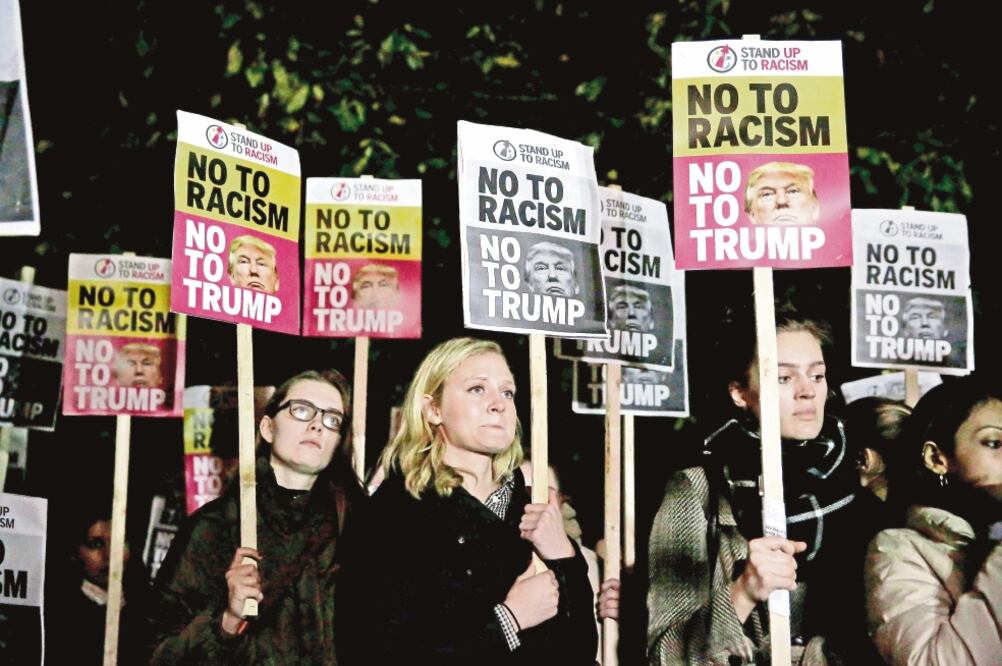 Ingleses sostienen pancartas contra el racismo, durante una protesta, ayer en Londres, en contra del triunfo en las presidenciales de Estados Unidos del candidato Donald Trump (MATT DUNHAM. AP)