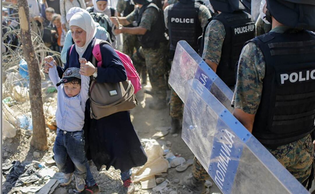 Migrantes cruzan la frontera entre Macedonia y Grecia cerca de Gevgelija (Foto EFE)