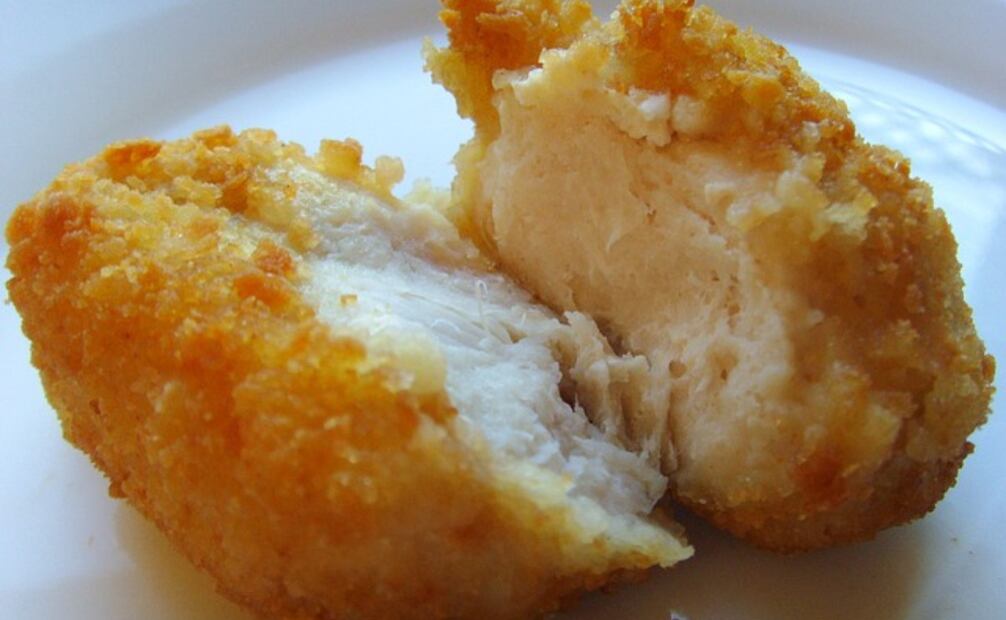 Los nuggets congelados tienen algo más que carne de pollo. Foto: Pixabay
