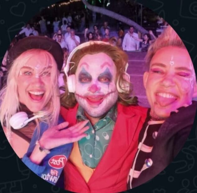 Andrés Ricardo Álvarez Fonseca, “El Guasón de Tabasco”, con las gemelas Nervo.