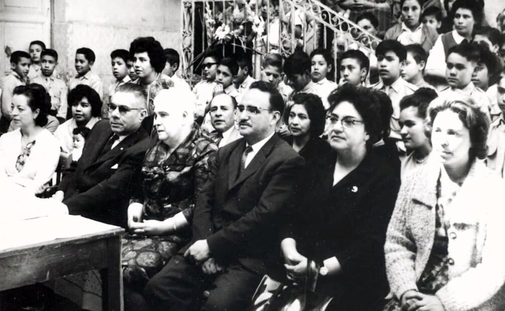 Ceremonia en la primaria Rodolfo Menéndez, entonces ubicada en Calle de Guatemala #69; al centro, Santiago Ramírez Galicia y, a su lado derecho, la directora saliente Margarita Galante. Foto: Cortesía Santiago Ramírez Pérez/ESPECIAL.