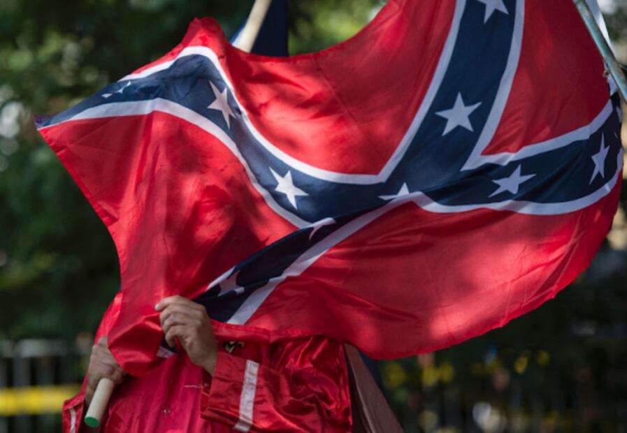 Bandera confederada y otros símbolos de odio presentes en los disturbios del Capitolio