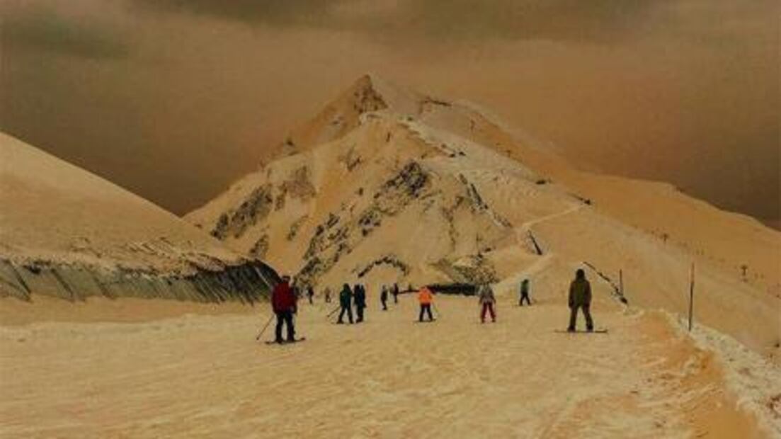 Cae nieve anaranjada en Europa oriental