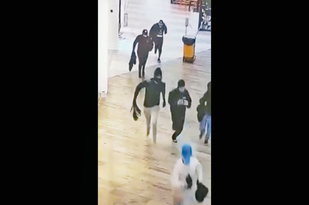 Retención. Un niño de 10 años fue obligado por los criminales a recoger lo que robaron en otro negocio que se ubica en el segundo piso, afirmaron policías (TOMADA DE VIDEO)