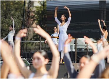 VIDEO: Así se vivió la clase masiva de ballet en el Zócalo de la CDMX