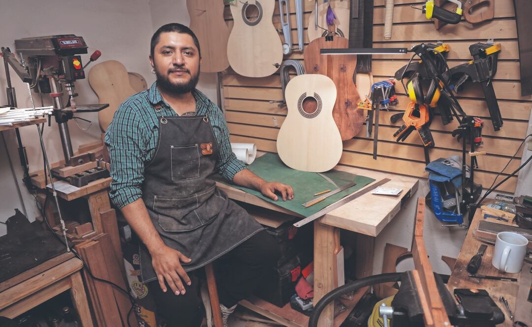 Formado en la Facultad de Música de la Univerdidad Nacional Autónoma de México, Misael Olvera Jiménez trabaja profesionalmente desde hace ocho años en la fabricación, reparación y restauración de instrumentos musicales de cuerda. Foto: Fernanda Rojas/ EL UNIVERSAL