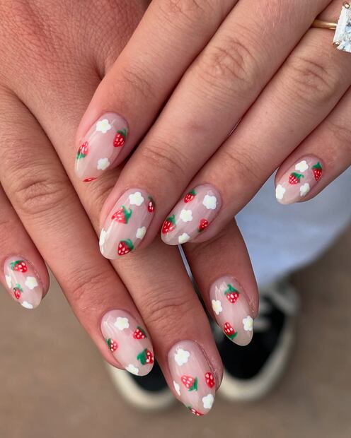 Las fresas son un motivo muy tierno que se lleva en las uñas de primaver y verano 2025. Foto: Especial. Instagram @livs.nailsss