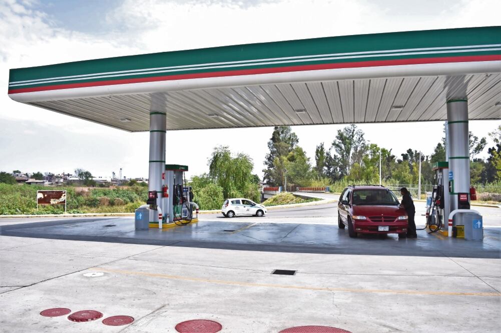 En un radio menor a 10 kilómetros hay cuatro precios diferentes: mientras que en La Piedad, Michoacán, el litro de Magna cuesta 16.59 pesos, en Santana, Guanajuato, vale 16.14 (CARLOS ARRIETA. EL UNIVERSAL)