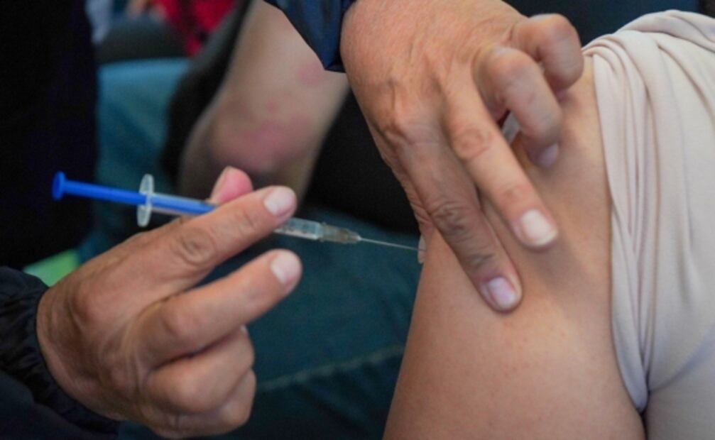 "Me vacuno para proteger a mis hijos", Abigail acude por su vacuna contra Covid-19 en Neza