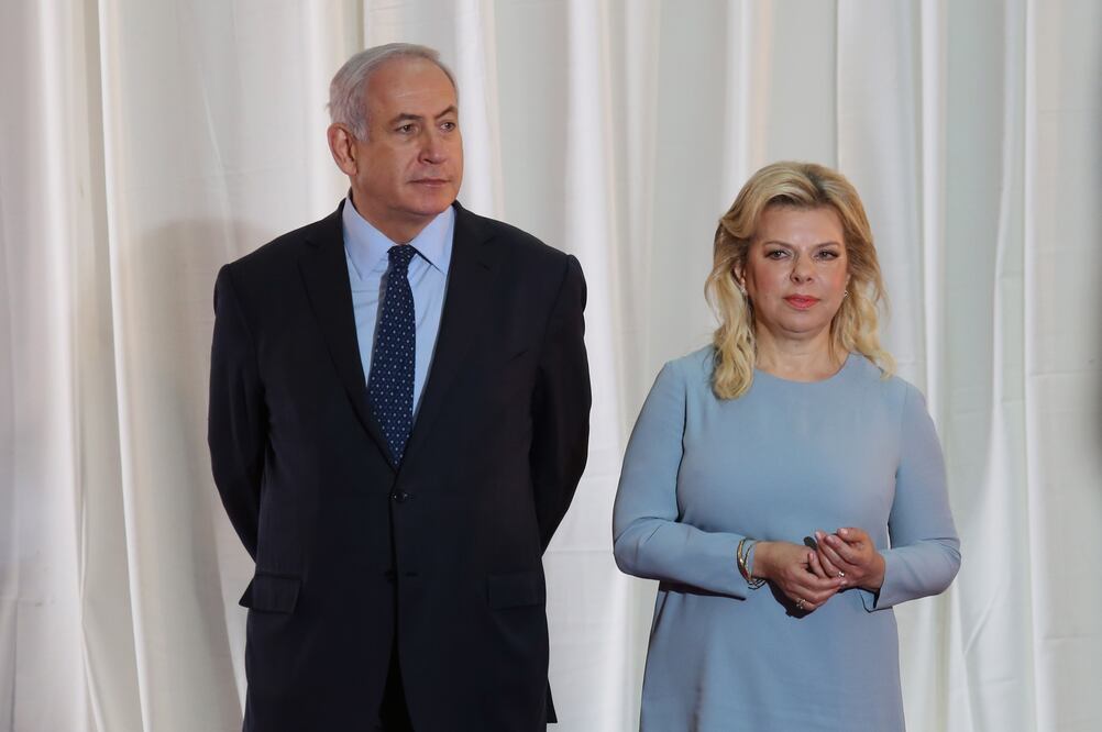 Benjamin Netanyahu, el primer ministro israelí, y su esposa Sara Netanyahu, quienes son señalados de varios delitos en conjunto. Foto: AFP/Archivo