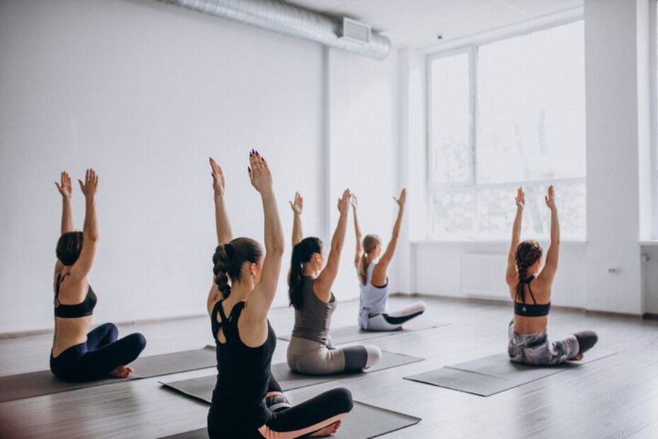 El yoga va más allá de una simple actividad física, es una filosofía de vida. Fuente: Freepik.