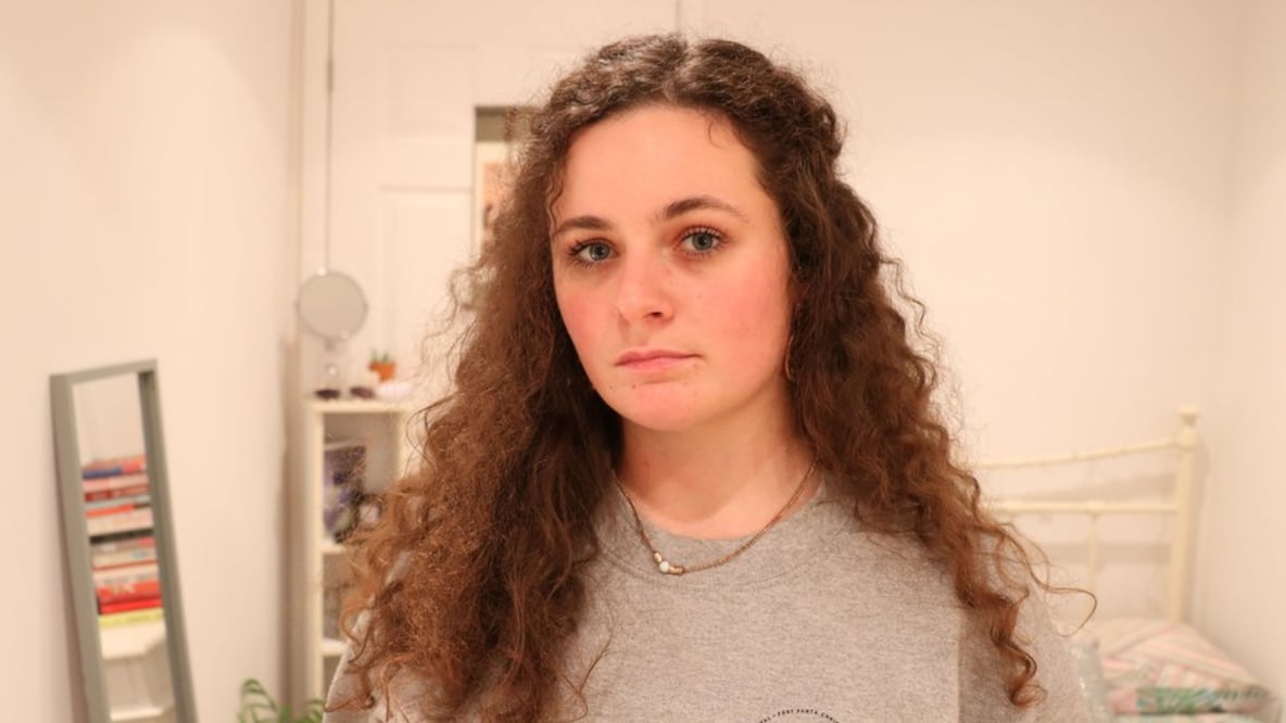 Anna dice que le tiraron del pelo, la abofetearon y que un hombre intentó estrangularla durante las relaciones sexuales. Foto: BBC