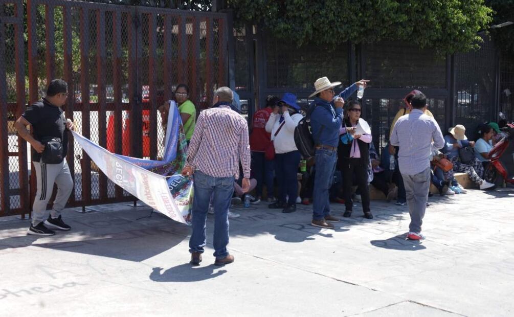 Profesores lanzan huevos al Congreso de Guerrero en protesta por la Ley del ISSSTE (28/02/2025). Foto: Cortesía Óscar Guerrero