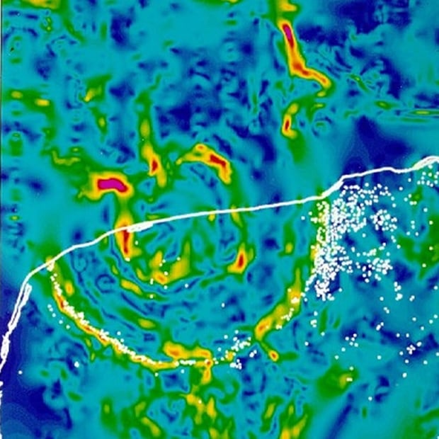 Mapa de la anomalía gravitacional del Cráter de Chicxulub; las líneas concéntricas revelan su ubicación en la península yucateca. El cráter se encuentra en una parte de tierra y otra bajo agua, con un anillo de cenotes que dan mejores indicios para cercar la zona de impacto. Foto: ESPECIAL/Wikimedia Commons.