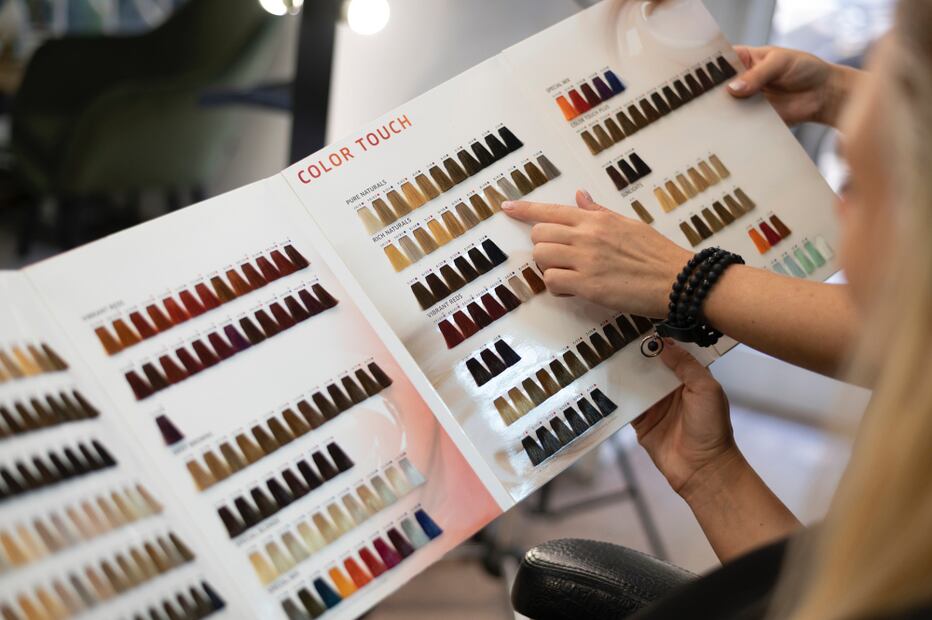Los tintes oscuros son los menos agresivos para el cabello. Foto: Freepik
