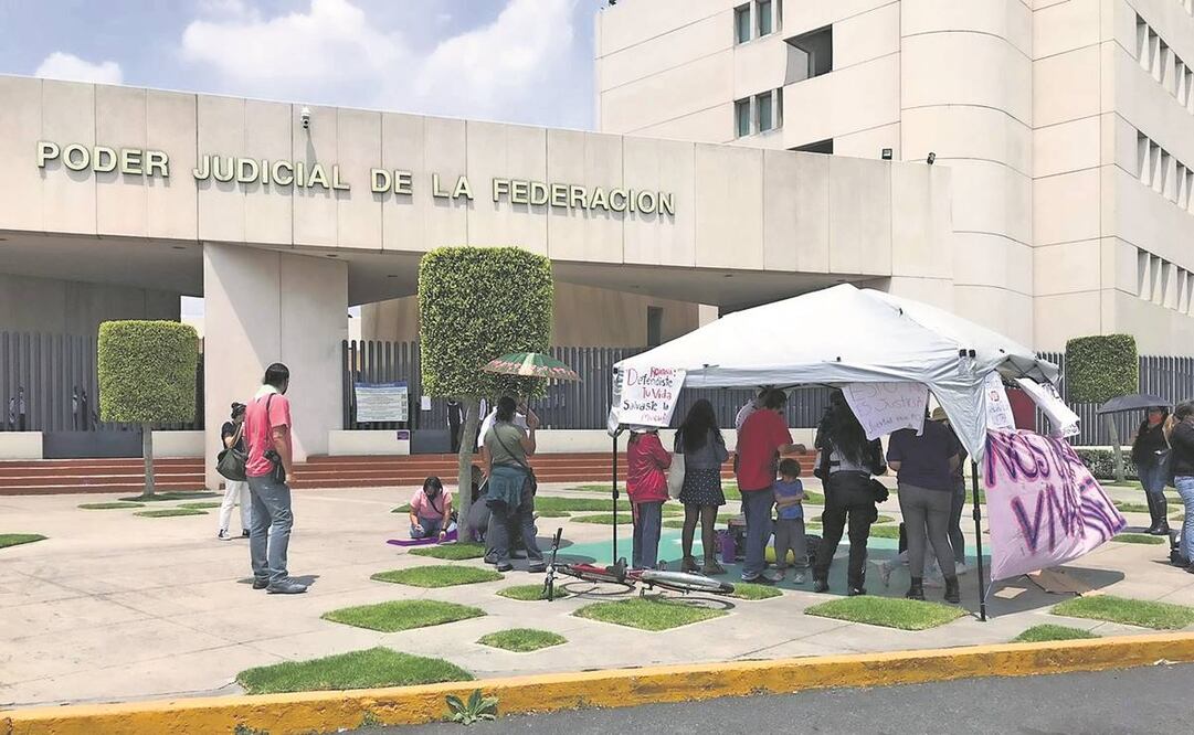 Con el apoyo de feministas de Neza, Roxana se apostó frente las instalaciones del Poder Judicial de la Federación, en el Bordo de Xochiaca, para clamar que sea revisado un amparo que interpuso. Foto: Emilio Fernández/ EL UNIVERSAL.