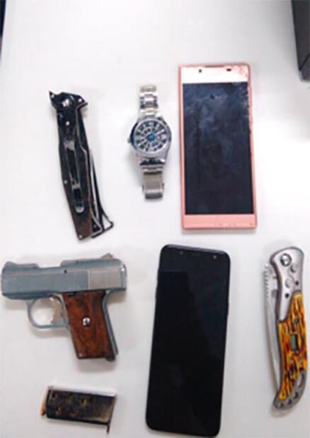 Detienen a 4 sujetos que amenazaban a conductor para entregar su auto en Neza