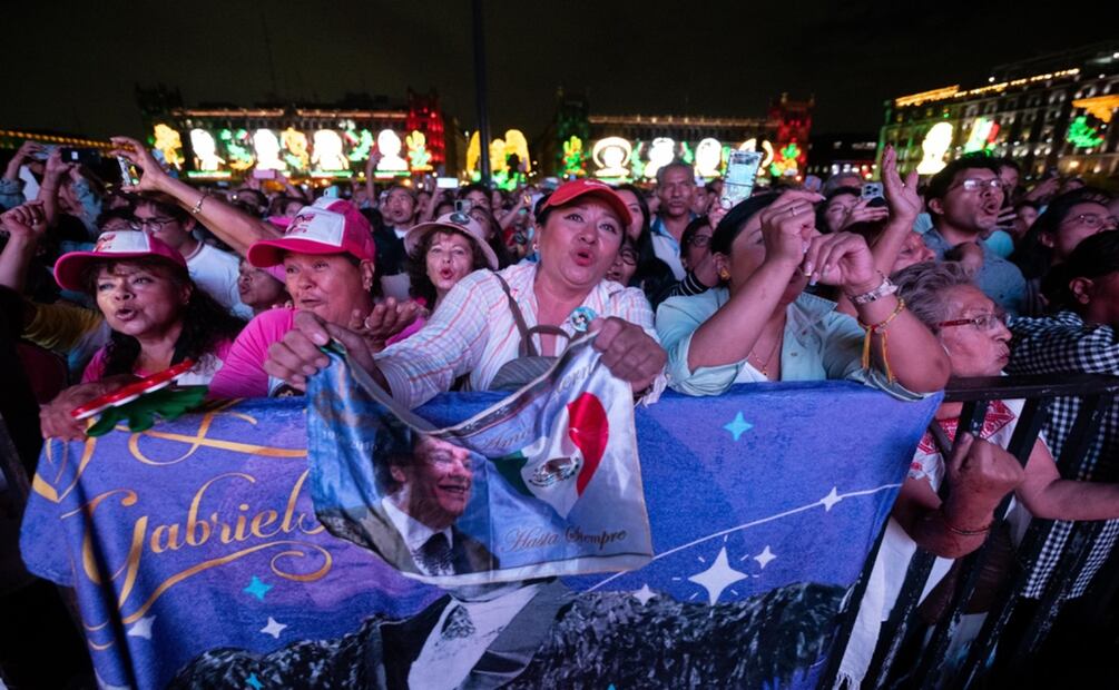 Reporta Gobierno capitalino 70 mil personas en el Zócalo, durante proyección de concierto grabado de Juan Gabriel. Foto: Especial