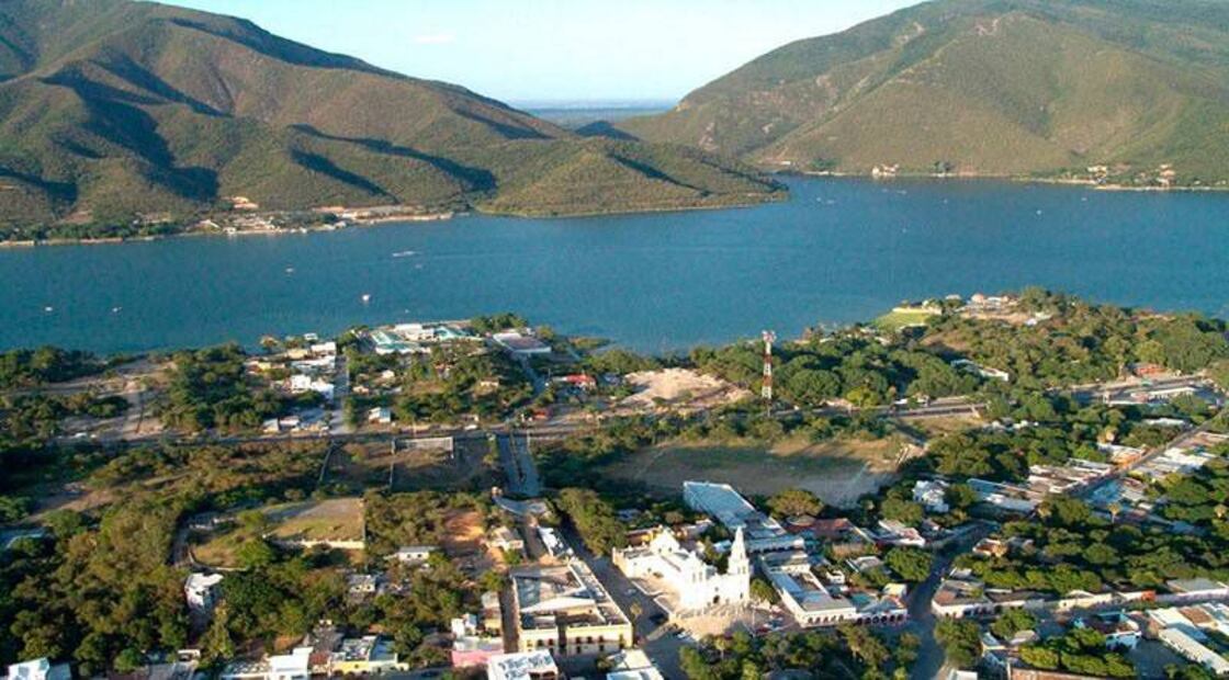 Santiago se ha consolidado como el municipio más bonito de Nuevo León, según la inteligencia artificial. Fuente: Freepik.