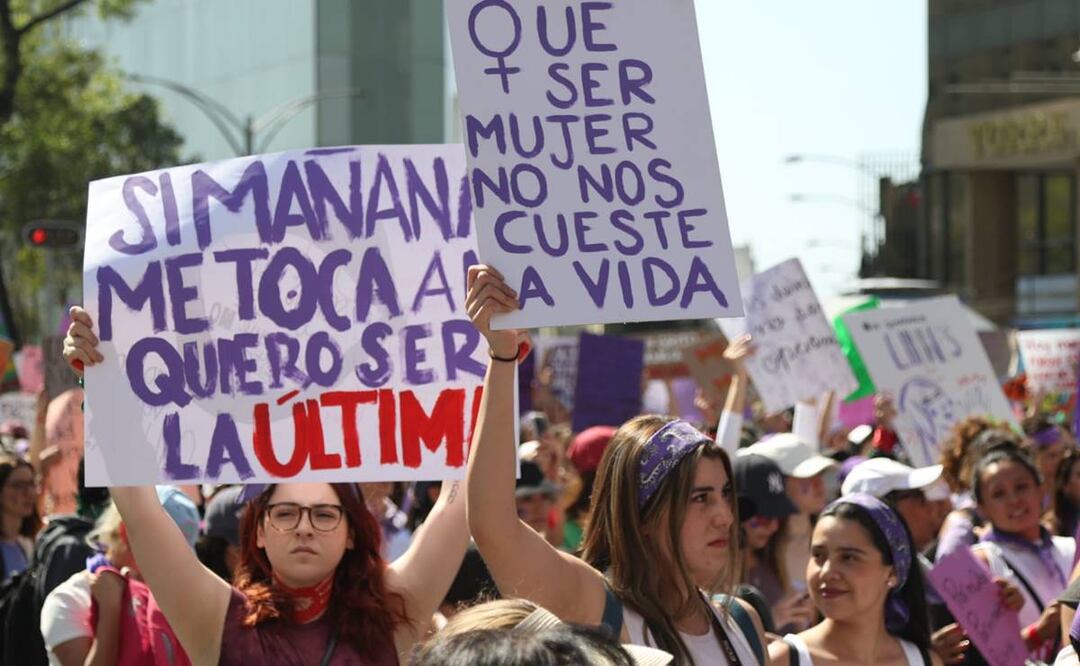 Mujeres lucen pancartas con mensajes de exigencia de seguridad y justicia: "quiero ser la última". / Foto: Carlos Mejía / EL UNIVERSAL 
