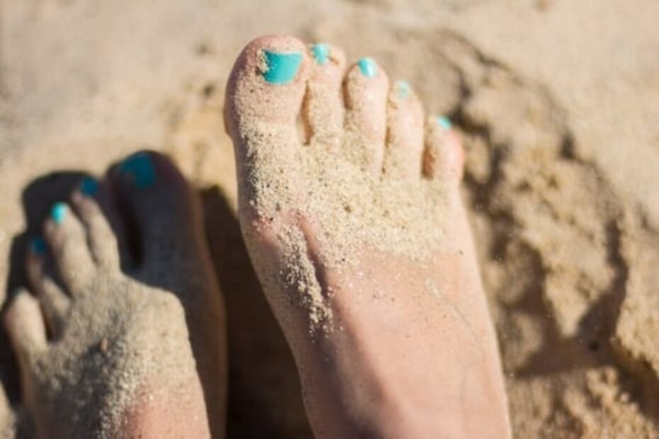Por qué no debes caminar descalzo en la playa