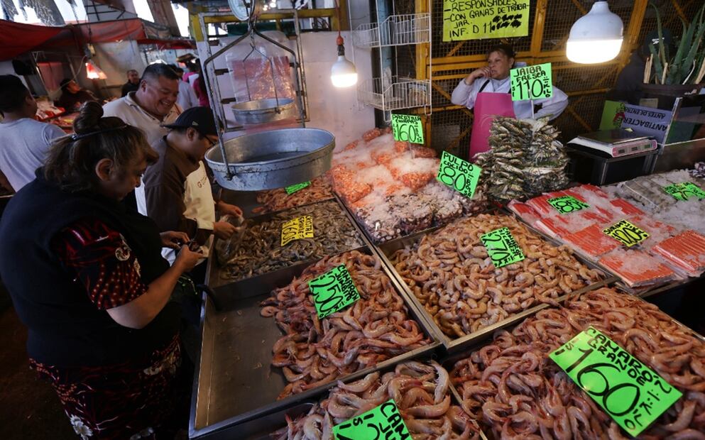 Comerciantes de La Nueva Viga están listos para la venta de pescados y mariscos a propósito de la época de Cuaresma, el 7 de marzo de 2025. Foto: Fernanda Rojas/EL UNIVERSAL