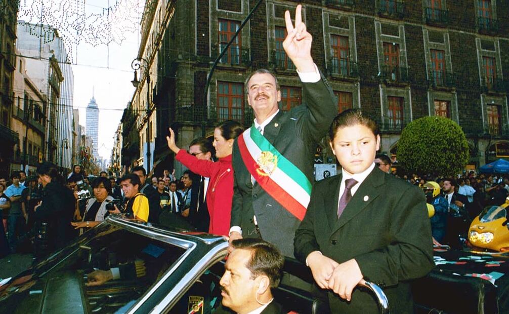 Avance de Vicente Fox alrededor de la Plaza de la Constitución, de frente a la calle Madero del Centro Histórico. Foto: Hemeroteca EL UNIVERSAL.