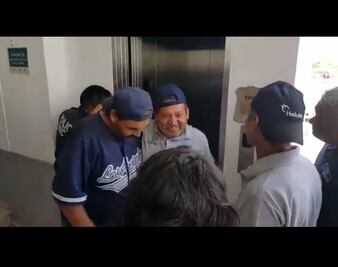 CFE corta la luz en Ayuntamiento de la Paz… y empleado se queda atrapado en elevador