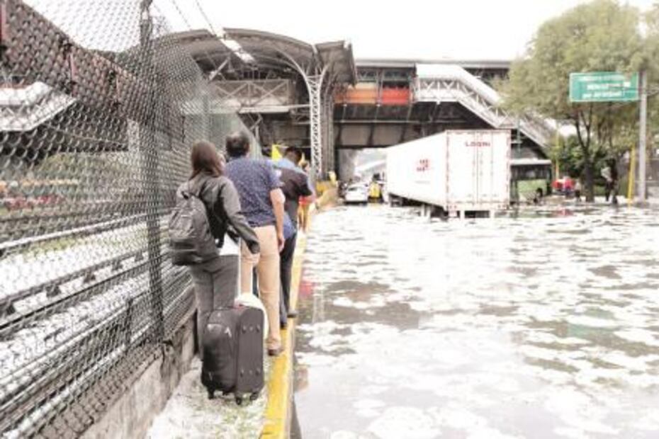 Lluvias provocan socavón en V. Carranza