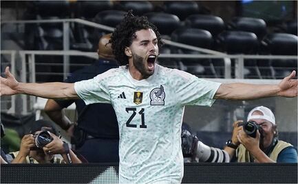 César 'Chino' Huerta agradece a su mamá por el apoyo y le regala camiseta con la que debutó en la Selección Mexicana