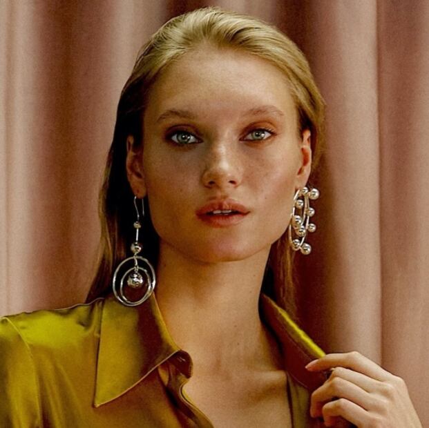 Los aretes maximalistas dominan las tendencias de verano
