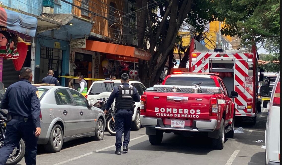 Bomberos se movilizaron a una vivienda de la colonia Portales por un flamazo que dejó cinco lesionado en la alcaldía Benito Juárez, el 12 de septiembre de 2025. Foto: Juan Carlos Williams/EL UNIVERSAL