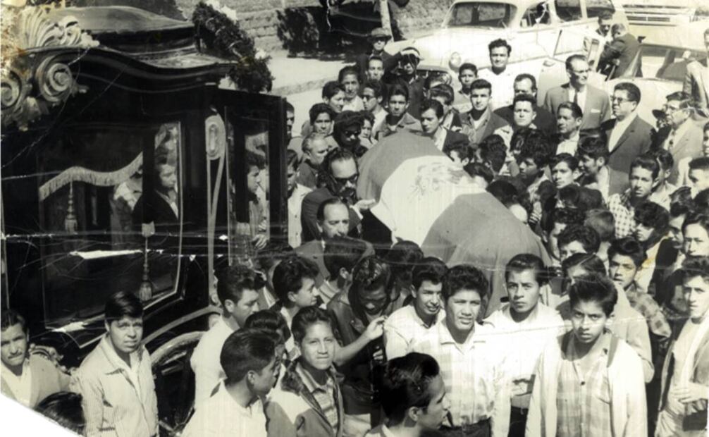 En la imagen, Lupita Morales al centro de la guardia de honor junto con las otras integrantes del mariachi. También se observa a Roberto G. Rivera ante el féretro de María el cual se cubrió con la Bandera mexicana. Falleció el 17 de junio de 1963. Colección Particular, Cortesía.