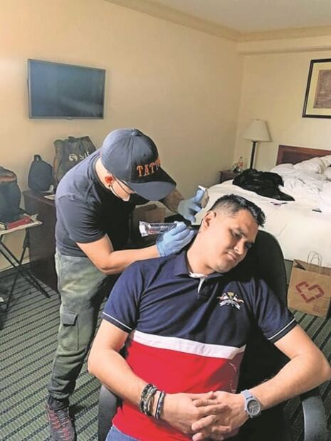 Tatúa a famosos y cumple sueño americano