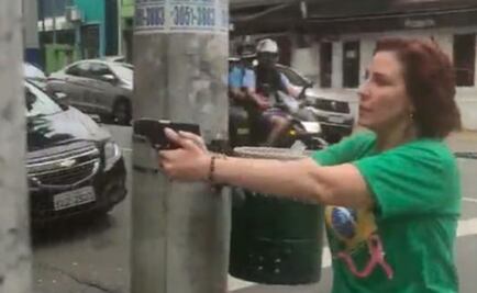 Diputada brasileña persigue a un hombre a punta de pistola en la calle y se hace viral