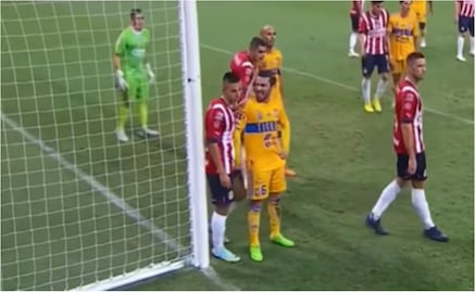 VIDEO: Juan Pablo Vigón manosea a Roberto Alvarado en el juego Chivas vs Tigres