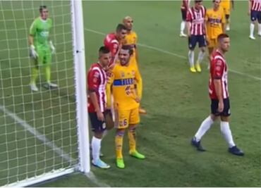 VIDEO: Juan Pablo Vigón manosea a Roberto Alvarado en el juego Chivas vs Tigres