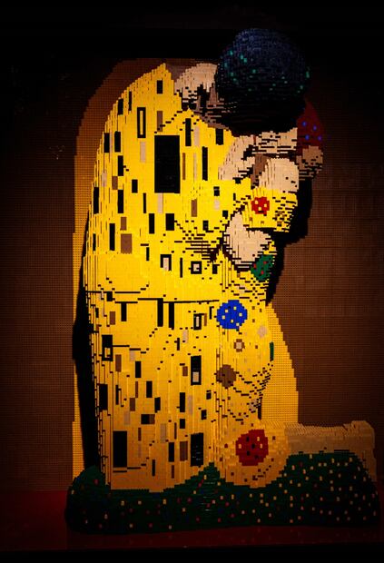 Representación de "El beso" de Gustav Klimt en la exposición "The Art of the Brick".
Foto: AFP / Dimitar Dilkoff