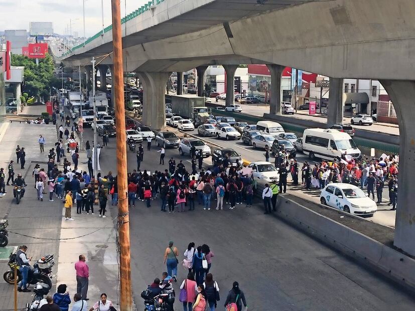 Maestros bloquean vías del Edomex y generan caos